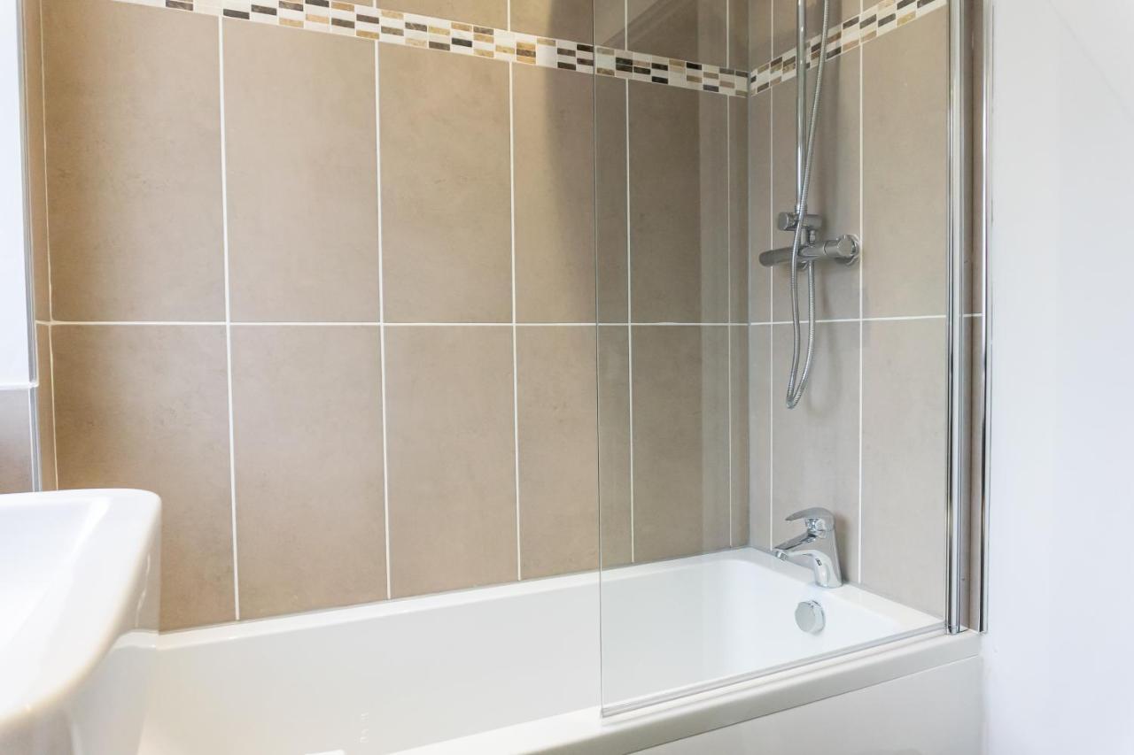 Apartment Inspiration By Olauda Sa - 3 Bed House With Free Parking Swindon