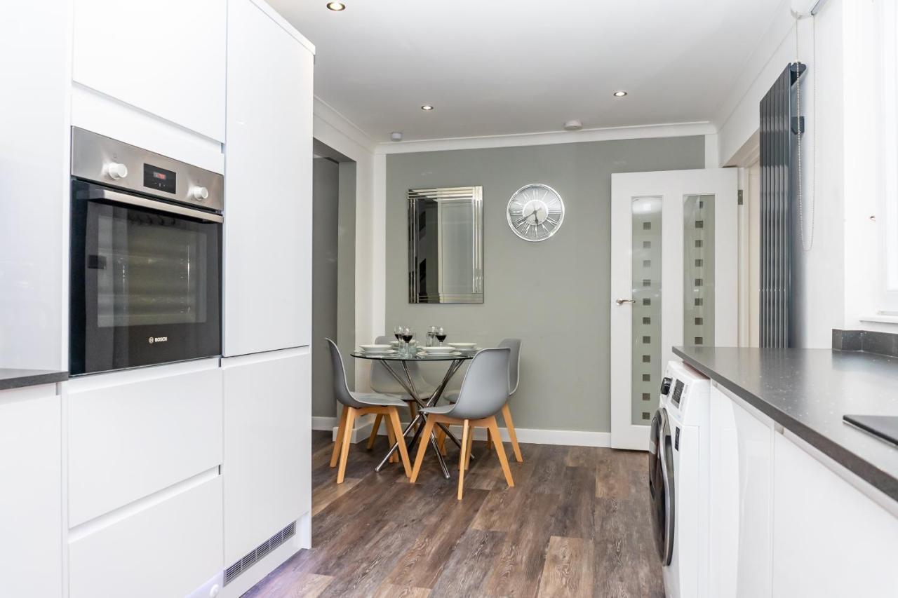 Inspiration By Olauda Sa - 3 Bed House With Free Parking Swindon