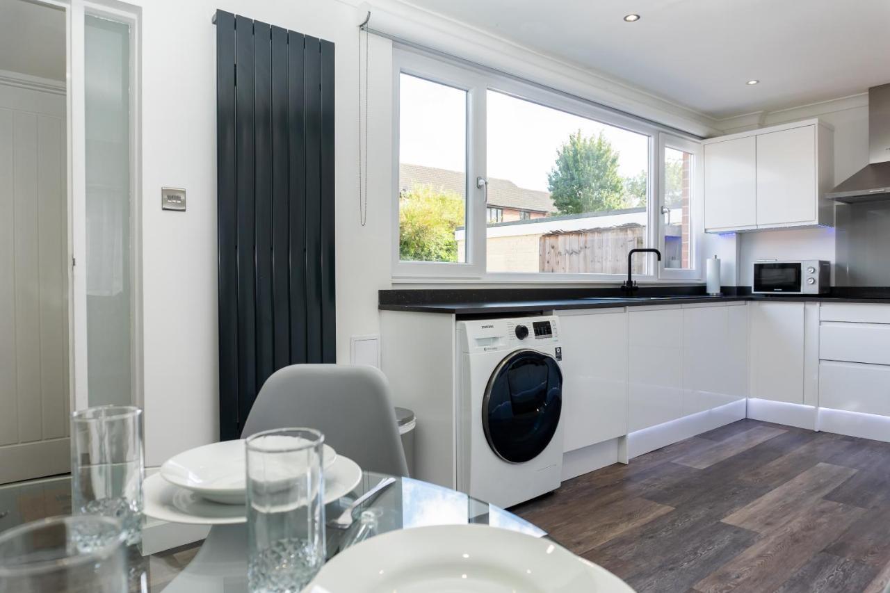 Apartment Inspiration By Olauda Sa - 3 Bed House With Free Parking Swindon
